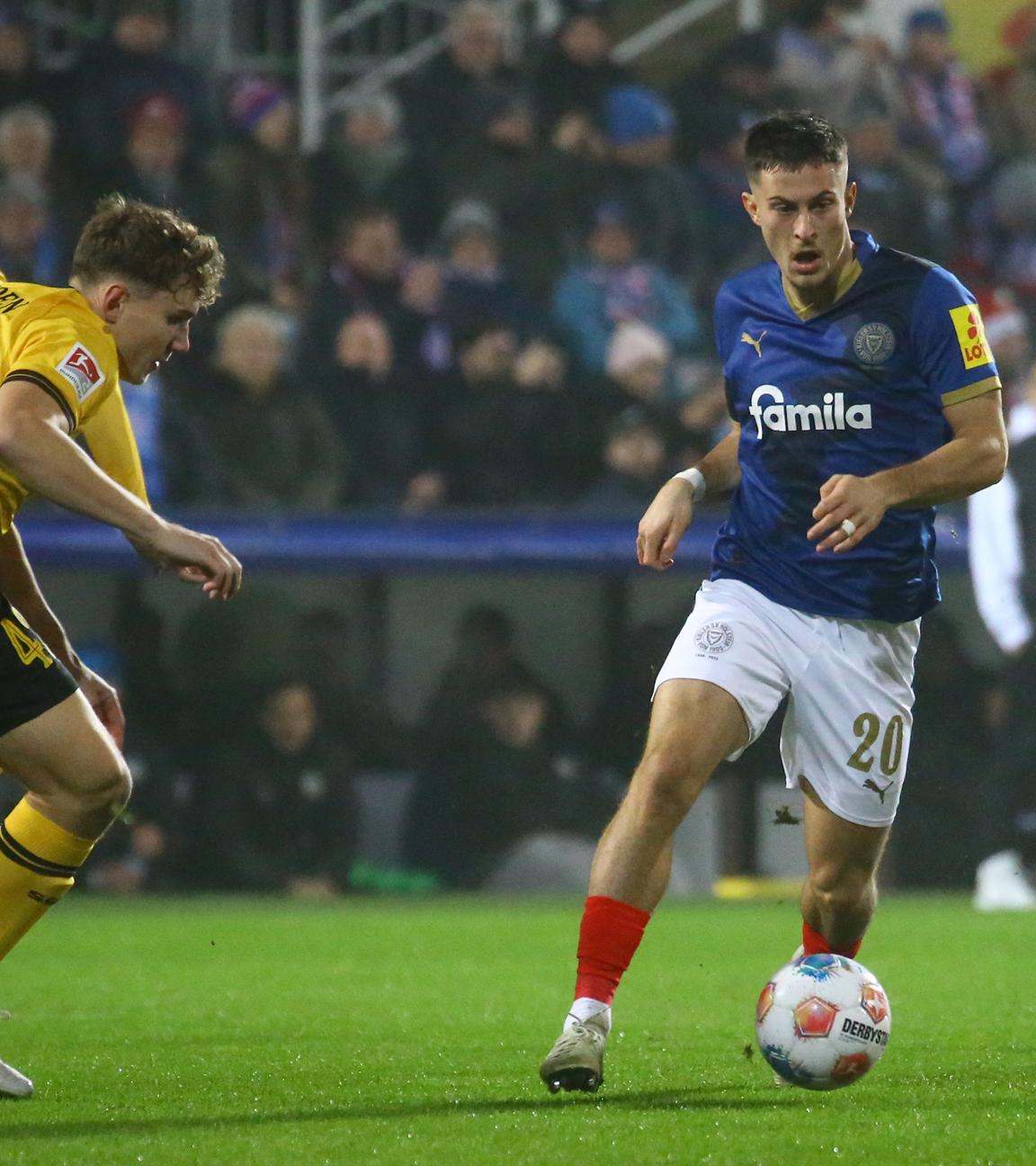 Friedrich Müller (SG Dynamo Dresden) und Adrian Kapralik (Holstein Kiel) kämpfen.
