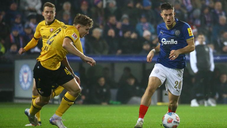 Friedrich Müller (SG Dynamo Dresden) und Adrian Kapralik (Holstein Kiel) kämpfen.