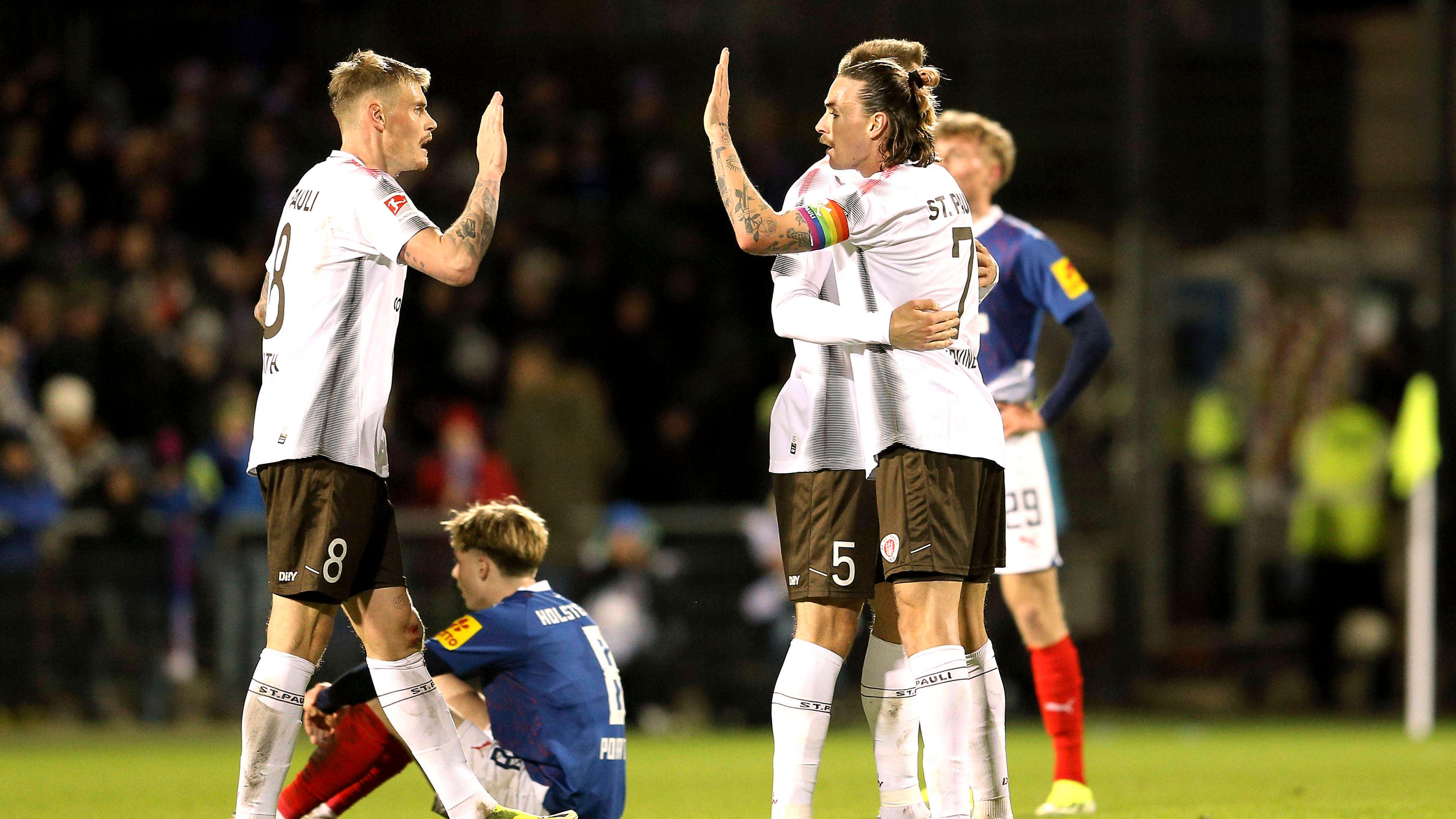 Jubel nach dem Schlußpfiff bei den Spielern von St Pauli. 