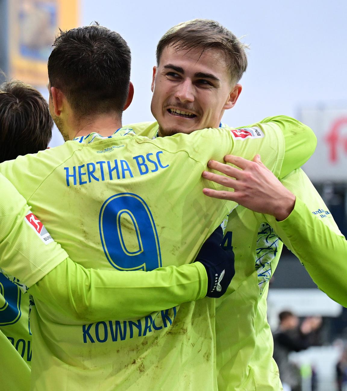  v.l. Paul Seguin, Fabian Reese, Mickael „Michael“ Cuisance, Torschütze Dawid Kownacki und Marten Winkler (Hertha) jubeln über das erste Tor im Bundesligaspiel gegen Holstein Kiel.