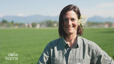 Wildkräuterexpertin Franzi Schweiger mit Holunderblüten im Haar.