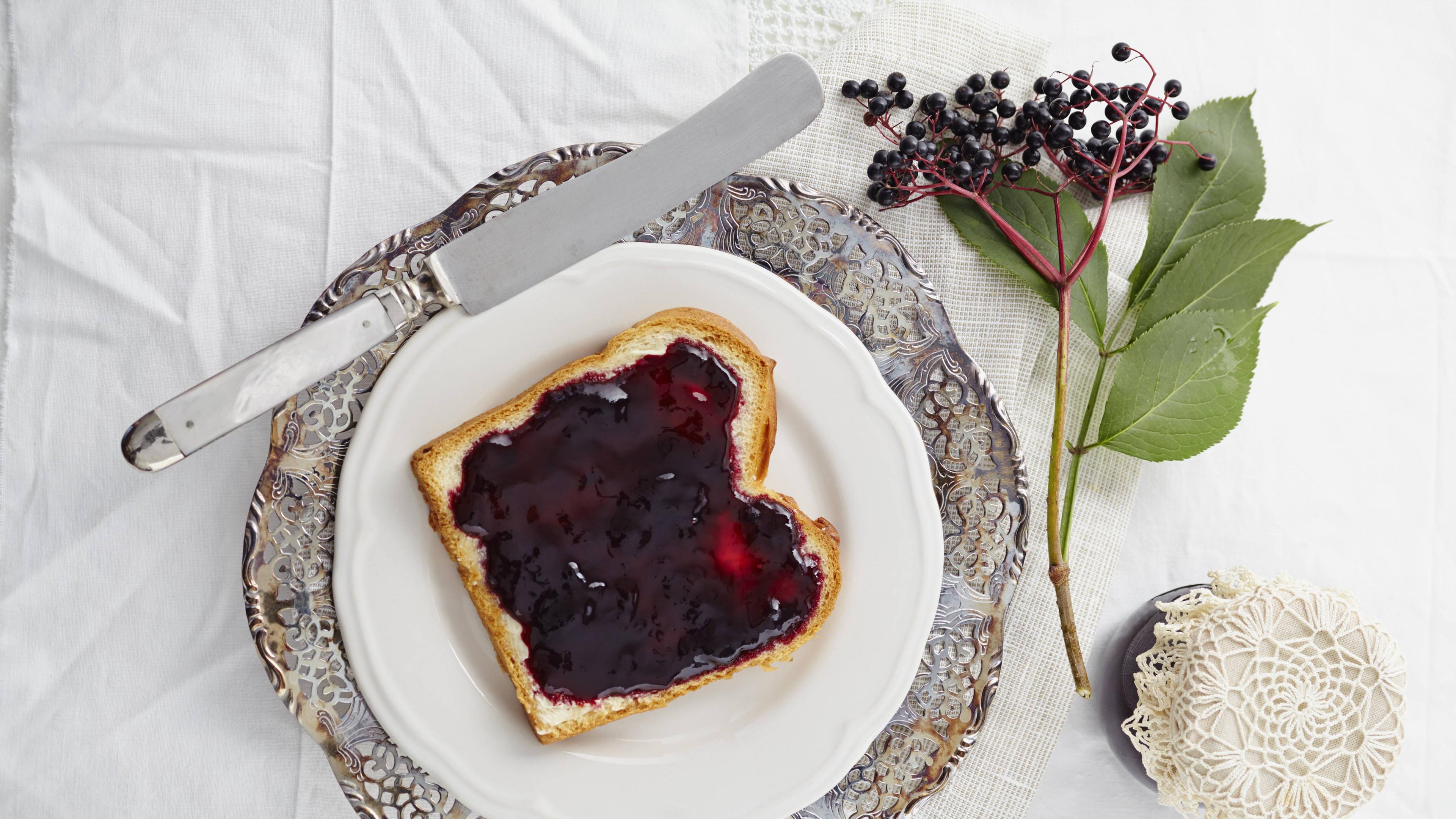 Brot mit Holundermarmelade