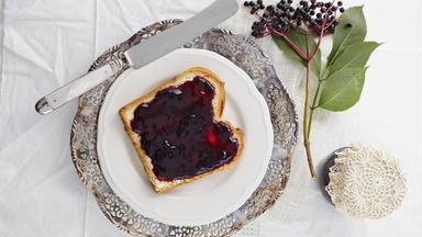 Brot mit Holundermarmelade