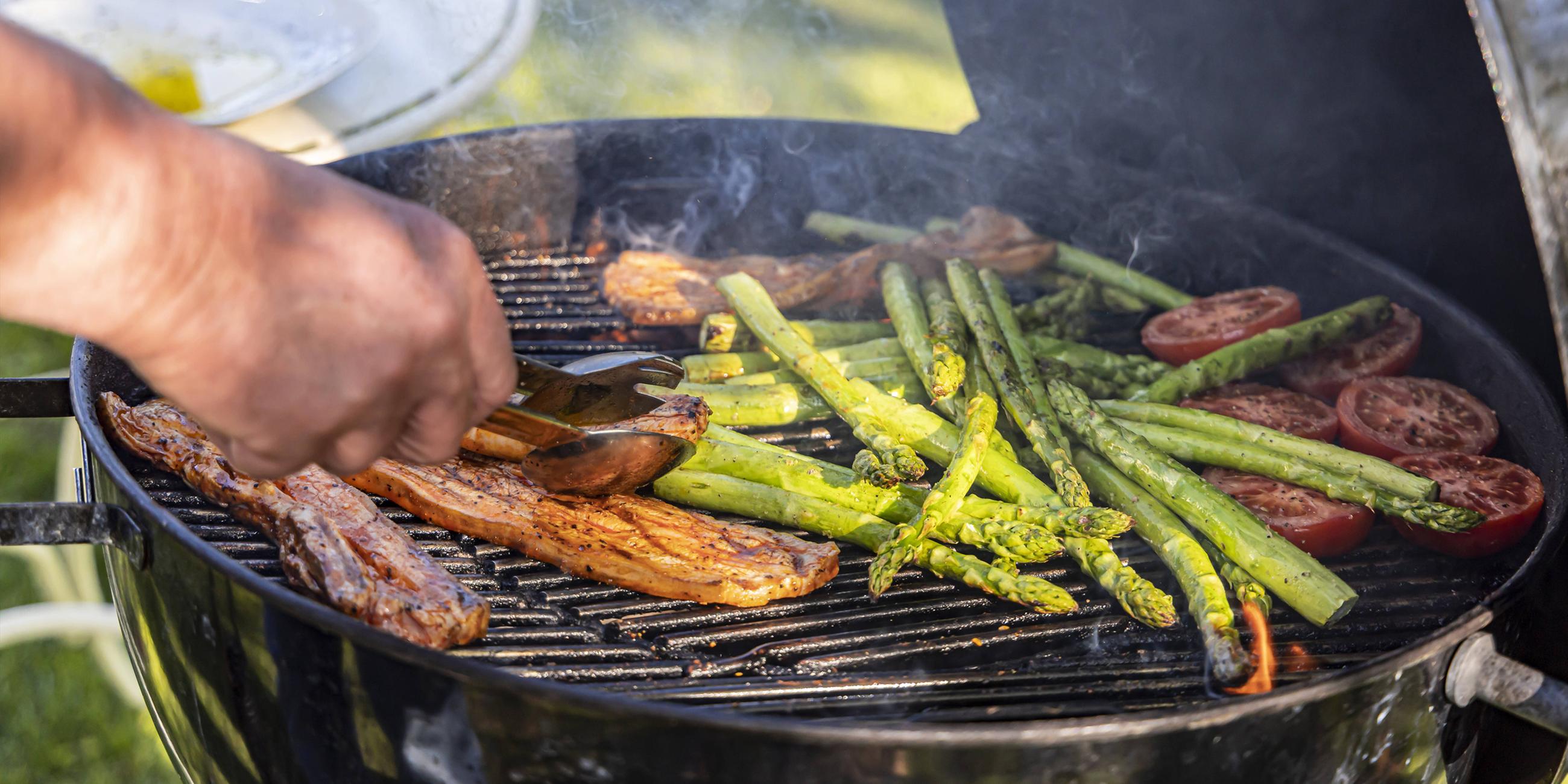Archiv: Grillen im Garten. 