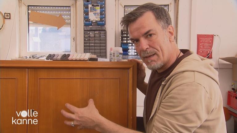 Mick Weers vor einem alten Holzschrank 