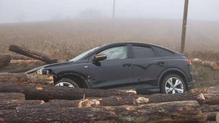 Lkw verliert Holzstämme