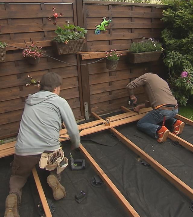 Mick Wewers baut eine Holzterrasse