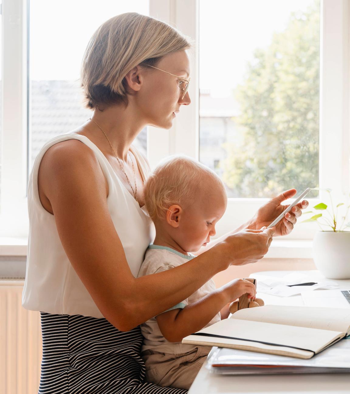 Mutter mit Baby am Laptop