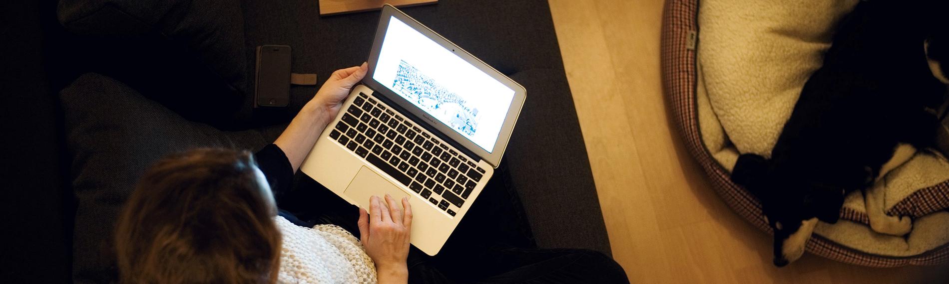 Archiv: Eine Frau sitzt am 24.10.2017 in Rattelsdorf (Bayern) auf der Couch ihrer Wohnung und arbeitet am Laptop