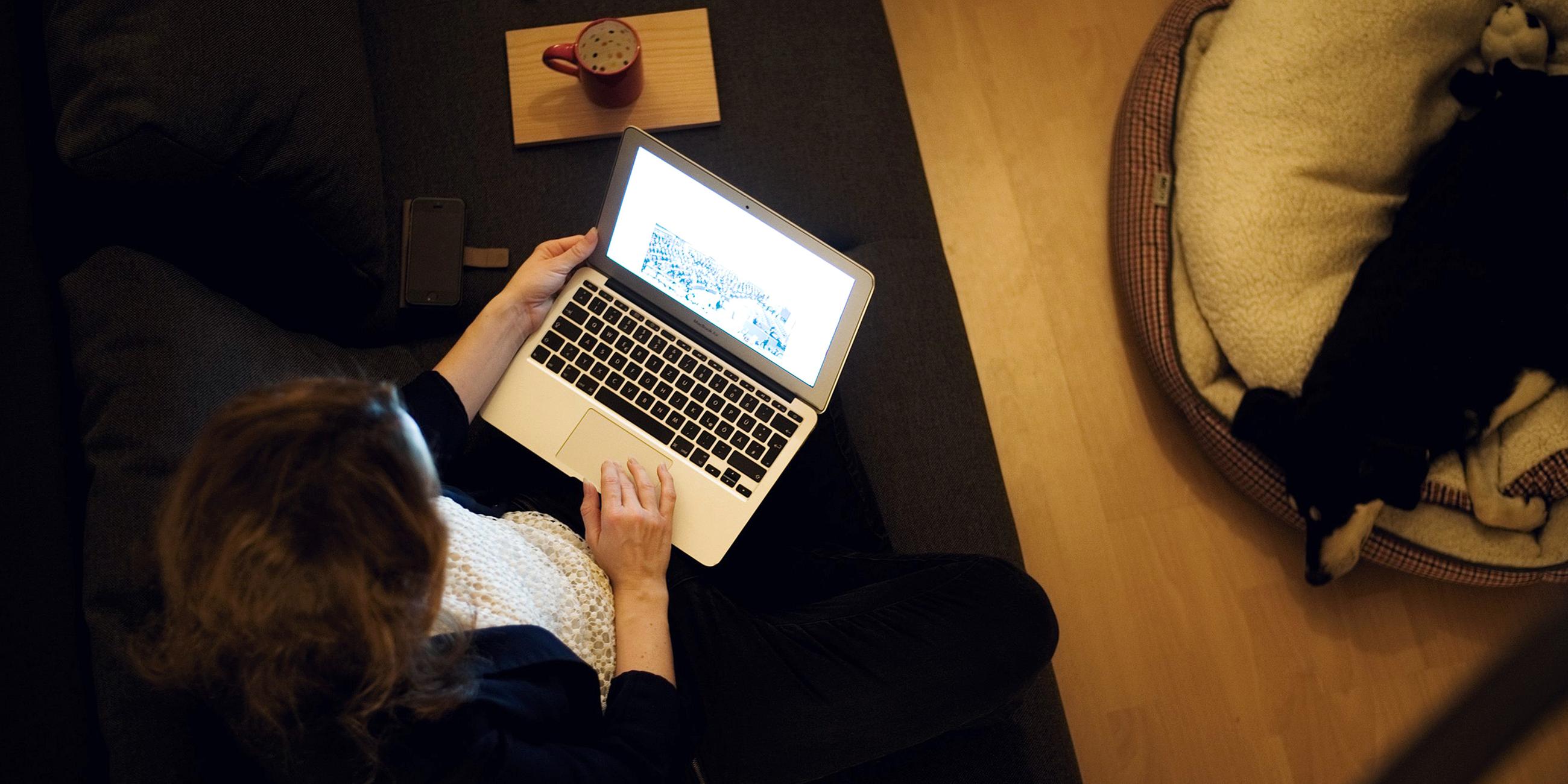 Archiv: Eine Frau sitzt am 24.10.2017 in Rattelsdorf (Bayern) auf der Couch ihrer Wohnung und arbeitet am Laptop