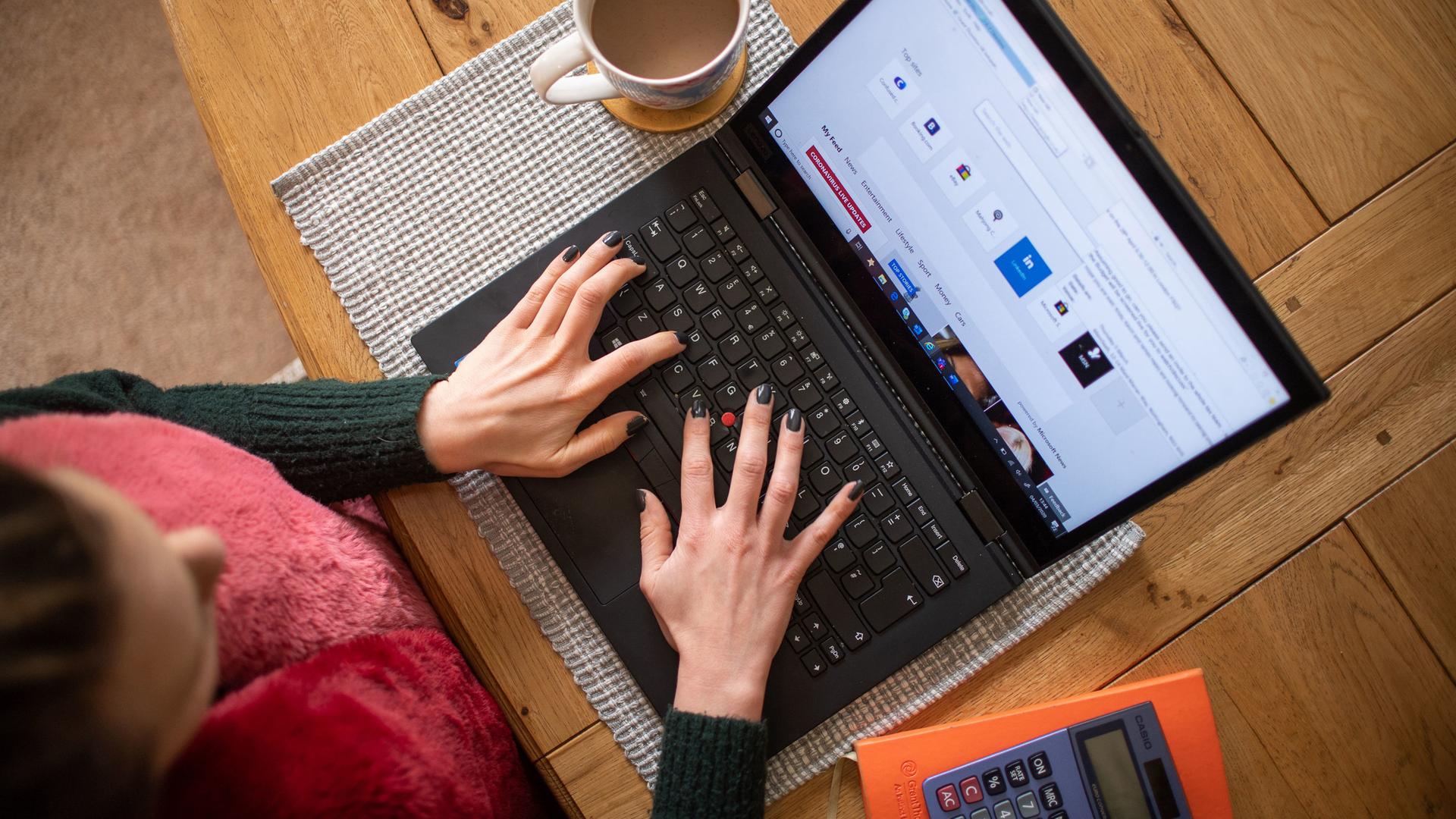 Symbolbild: Eine junge Frau arbeitet im Homeoffice am Laptop