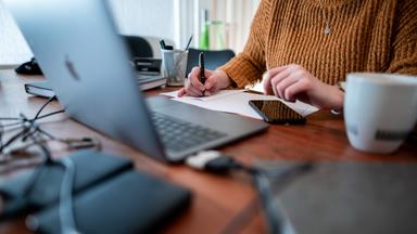 Eine Frau sitzt mit einem Laptop an einem Tisch im Homeoffice, aufgenommen am 19.01.2021 in Oberhausen