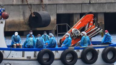Personen in Schutzbekleidung und mit Masken werden mit einem Boot im Hafen von Granadilla auf Teneriffa von dem vom Hantavirus betroffene Kreuzfahrtschiff MV Hondius ausgeschifft