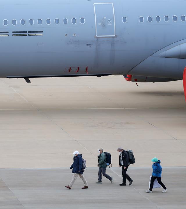 Niederlande: Eindhoven: Passagiere des vom Hantavirus-Ausbruch betroffenen Kreuzfahrtschiff Hondius steigen aus einem Flugzeug.