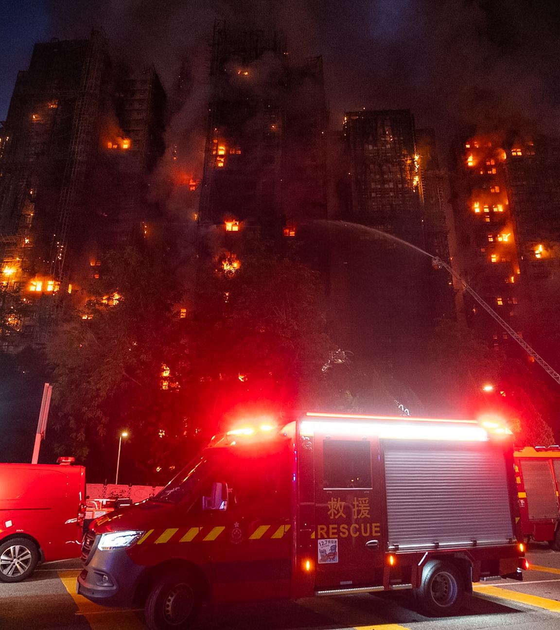 Feuerwehrleute versuchen, einen Brand zu löschen, der am Mittwoch, dem 26. November 2025, in Wang Fuk Court, einer Wohnsiedlung in den New Territories von Hongkong, ausgebrochen ist.