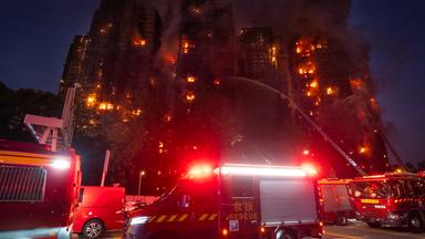 Feuerwehrleute versuchen, einen Brand zu löschen, der am Mittwoch, dem 26. November 2025, in Wang Fuk Court, einer Wohnsiedlung in den New Territories von Hongkong, ausgebrochen ist.