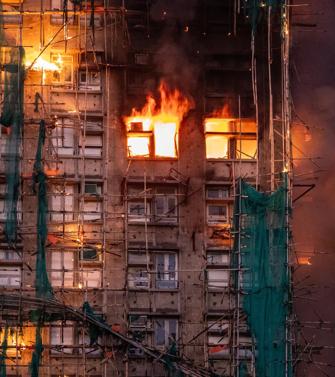Ein Hochhaus in Hongkong steht in Flammen 