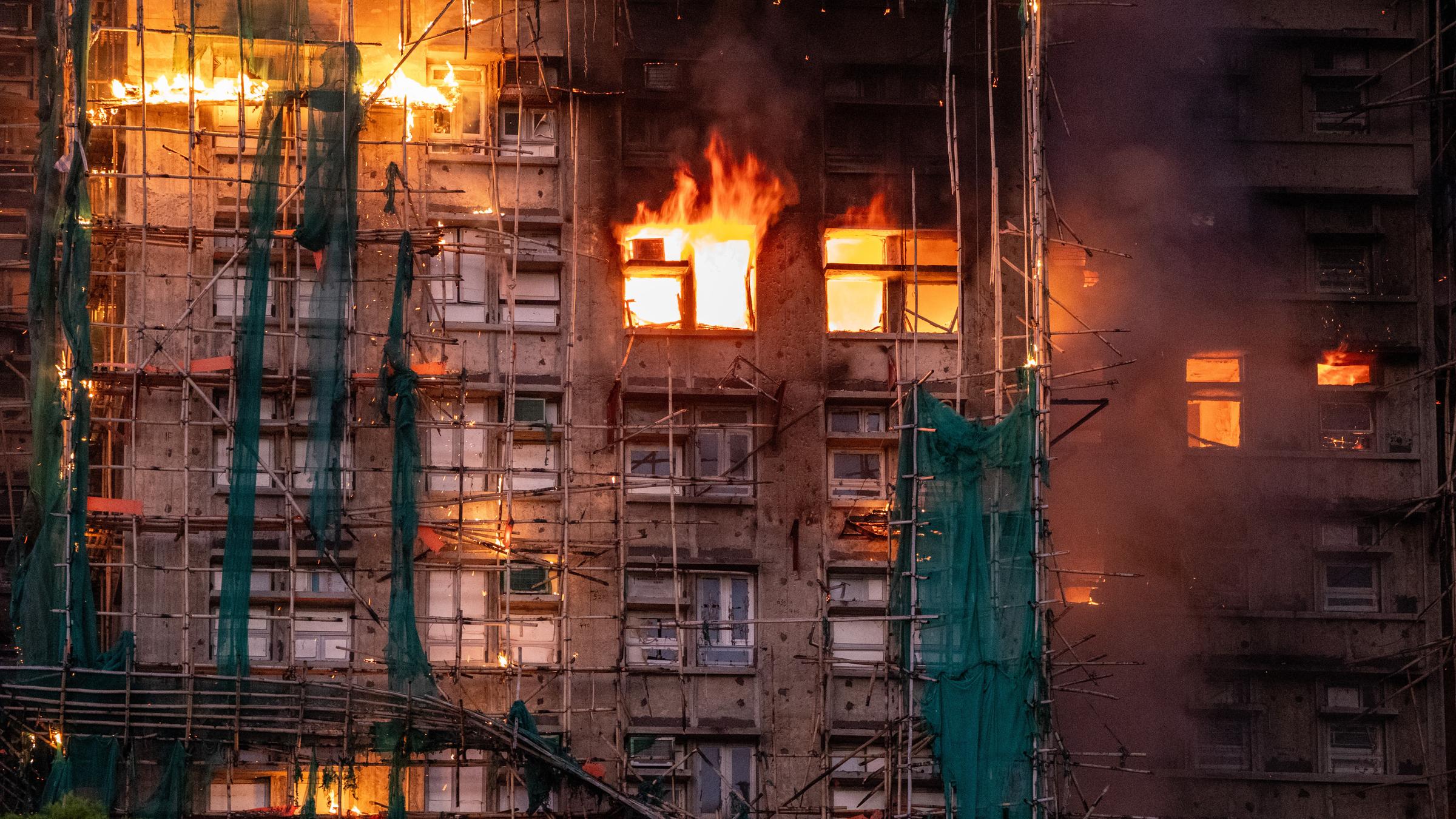 Ein Hochhaus in Hongkong steht in Flammen 