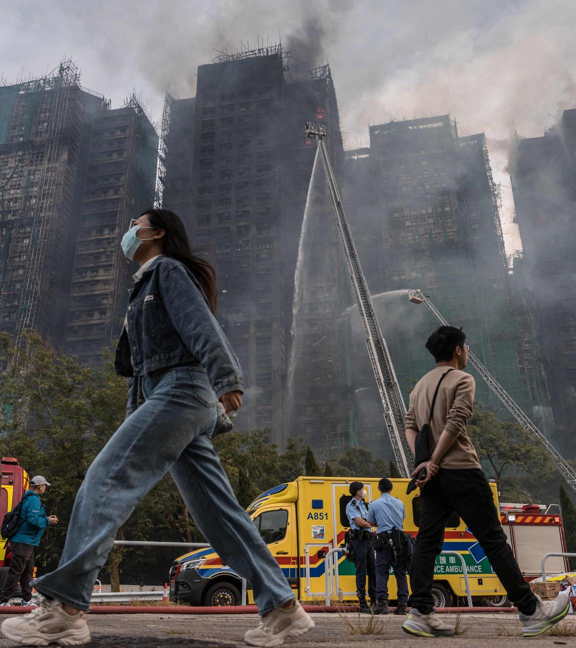 Am 27. November 2025 stieg Rauch aus Wohnungen auf, nachdem ein Großbrand mehrere Wohnblöcke im Wohnkomplex Wang Fuk Court im Hongkonger Stadtteil Tai Po erfasst hatte. 
