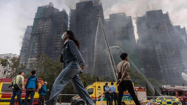 Am 27. November 2025 stieg Rauch aus Wohnungen auf, nachdem ein Großbrand mehrere Wohnblöcke im Wohnkomplex Wang Fuk Court im Hongkonger Stadtteil Tai Po erfasst hatte. 