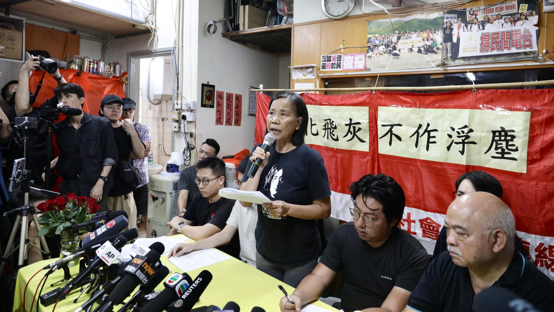 China, Hongkong: Vorsitzende der Liga der Sozialdemokraten, Chan Po-ying (Mitte) gibt die Auflösung der Liga der Sozialdemokraten bekannt.