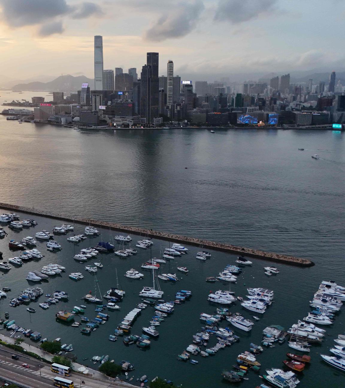 Luftaufnahme von Hongkong bei Sonnenuntergang