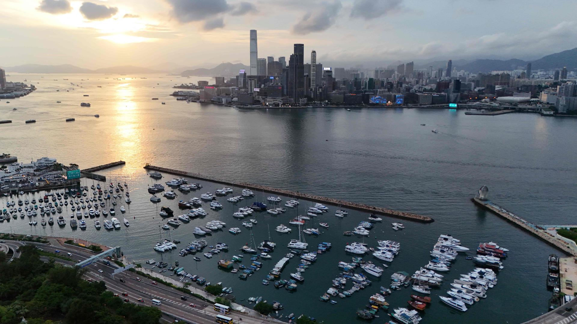 Luftaufnahme von Hongkong bei Sonnenuntergang