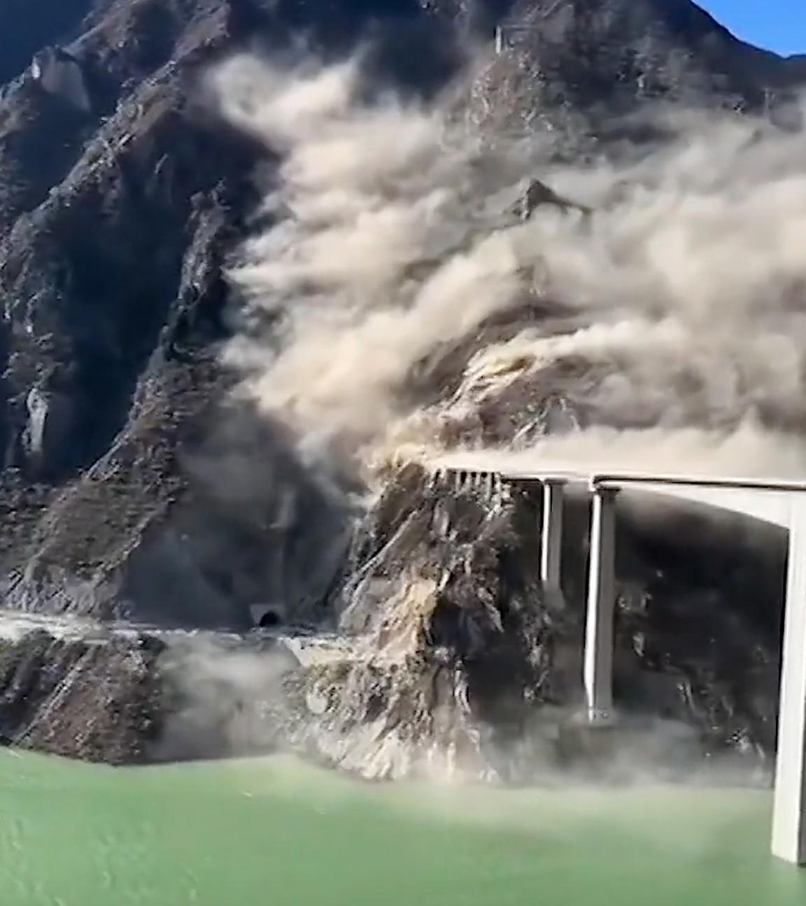 Screenshot: Hongqi-Brücke - China