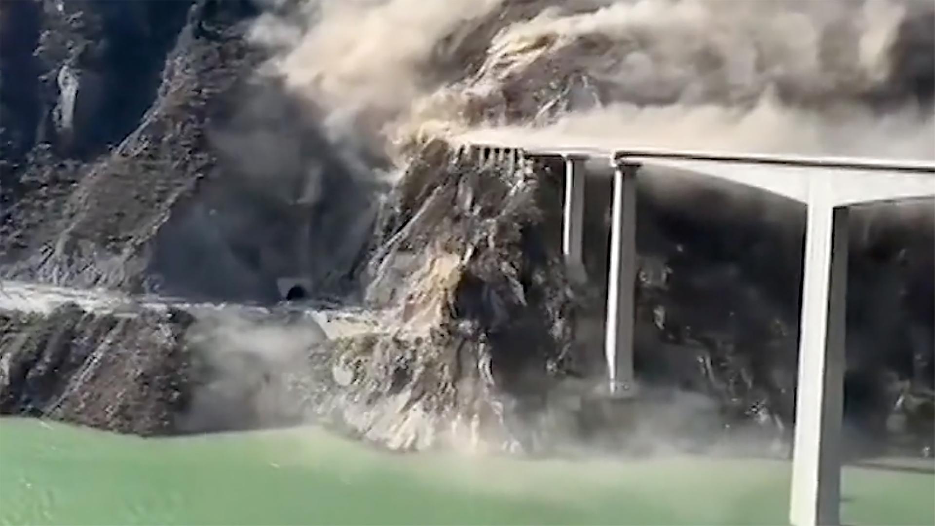 Screenshot: Hongqi-Brücke - China