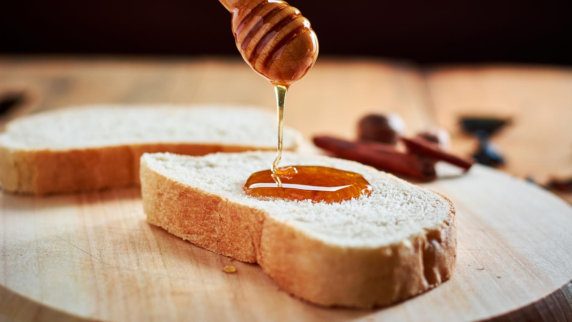 Brotscheibe mit Honig