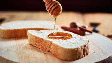 Brotscheibe mit Honig