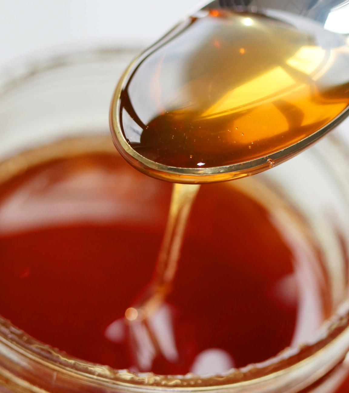 Honig im Glas: Honig ist ein Lebensmittel, das am dritthäufigsten gefälscht wird. 