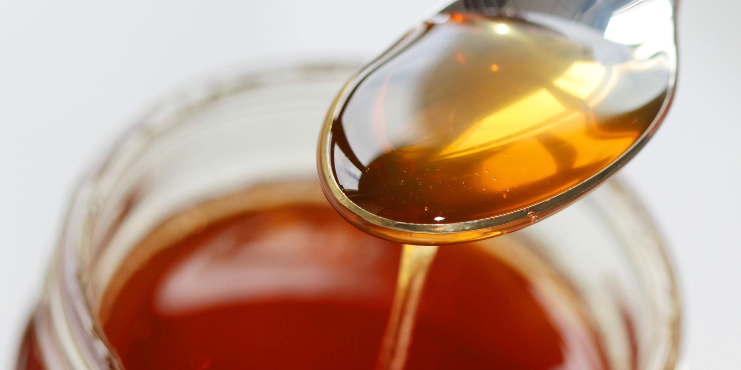 Honig im Glas: Honig ist ein Lebensmittel, das am dritthäufigsten gefälscht wird. 