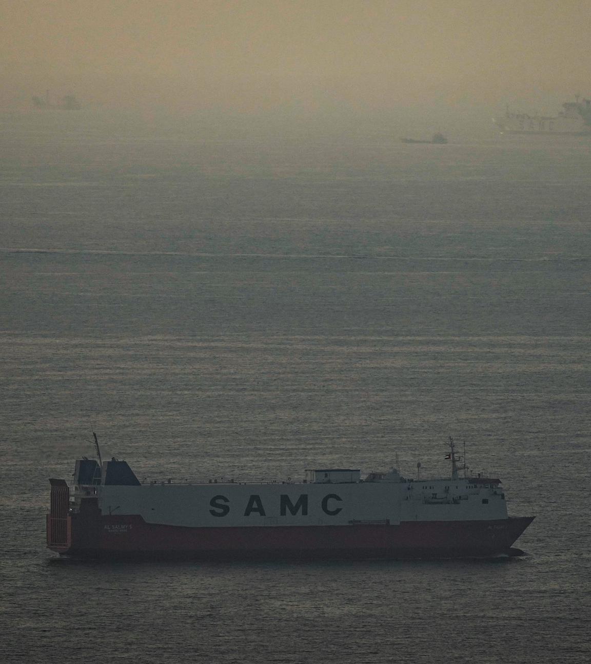 Frachtschiffe fahren im Arabischen Golf in Richtung der Straße von Hormus, die derzeit fast vollständig von Iran blockiert wird.