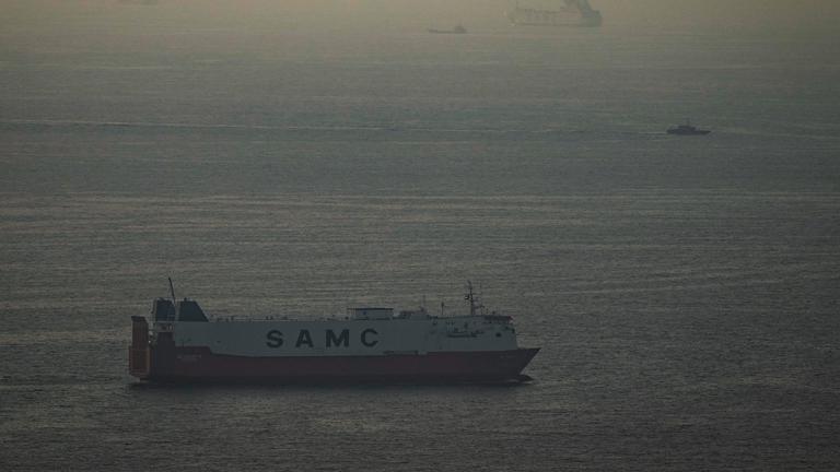 Frachtschiffe fahren im Arabischen Golf in Richtung der Straße von Hormus, die derzeit fast vollständig von Iran blockiert wird.