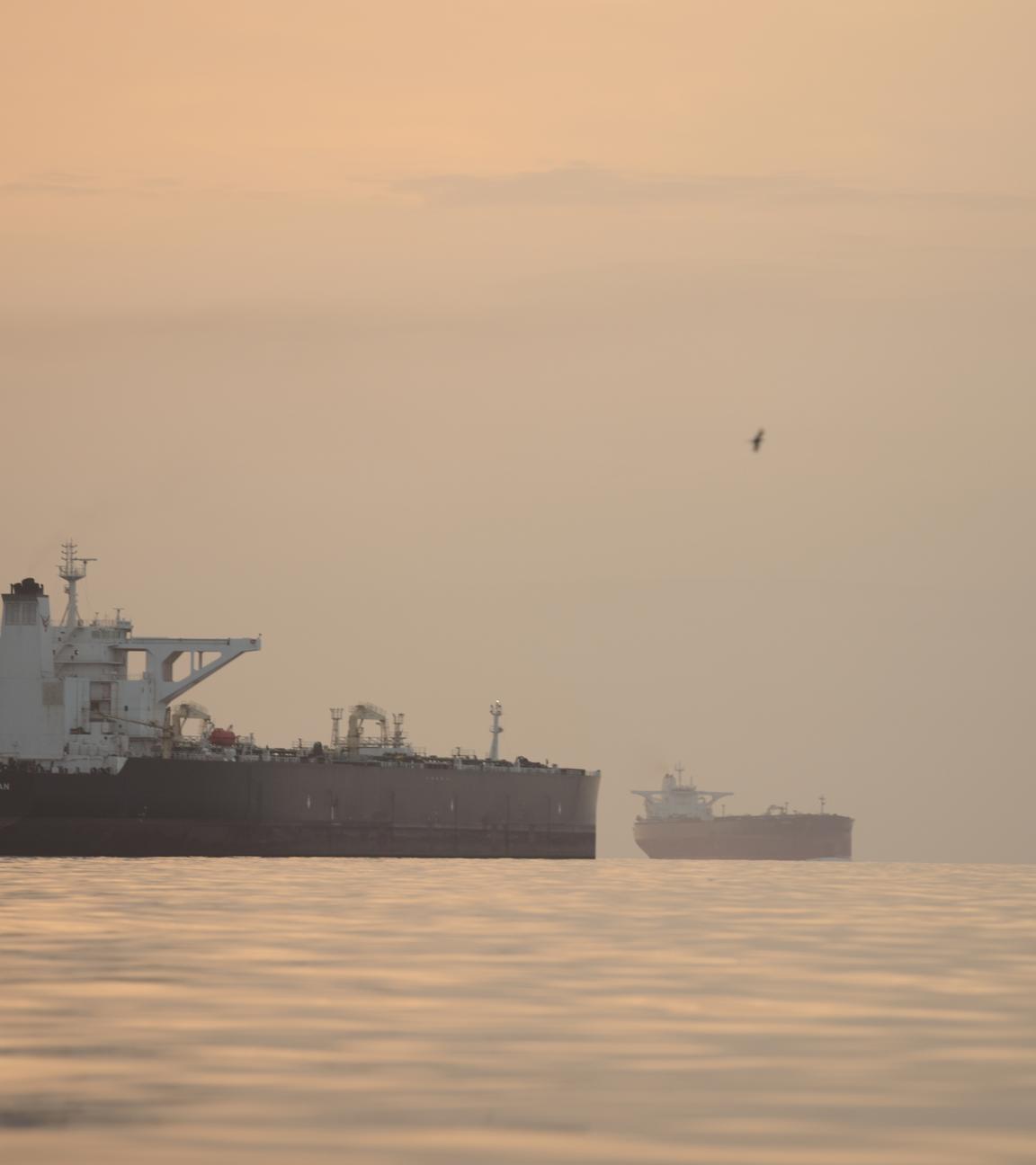 Iran, Qeschm: Tanker ankern in der Straße von Hormuz vor der Küste der Insel Qeschm.