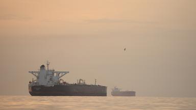 Iran, Qeschm: Tanker ankern in der Straße von Hormuz vor der Küste der Insel Qeschm.