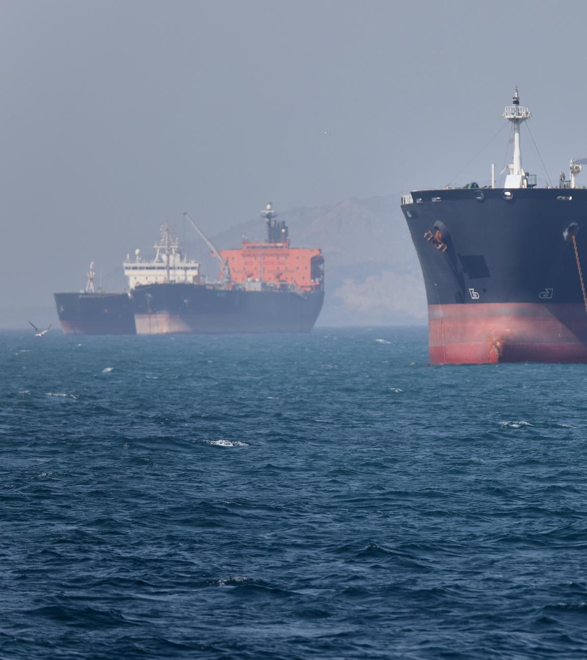 Öltanker liegen in der Straße von Hormuz vor Bandar Abbas, Iran, vor Anker.