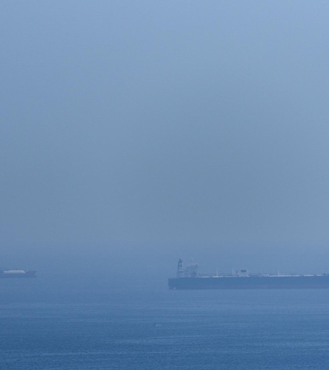Tanker und Gastanker ankern in der Straße von Hormuz, Samstag, 18. April 2026.