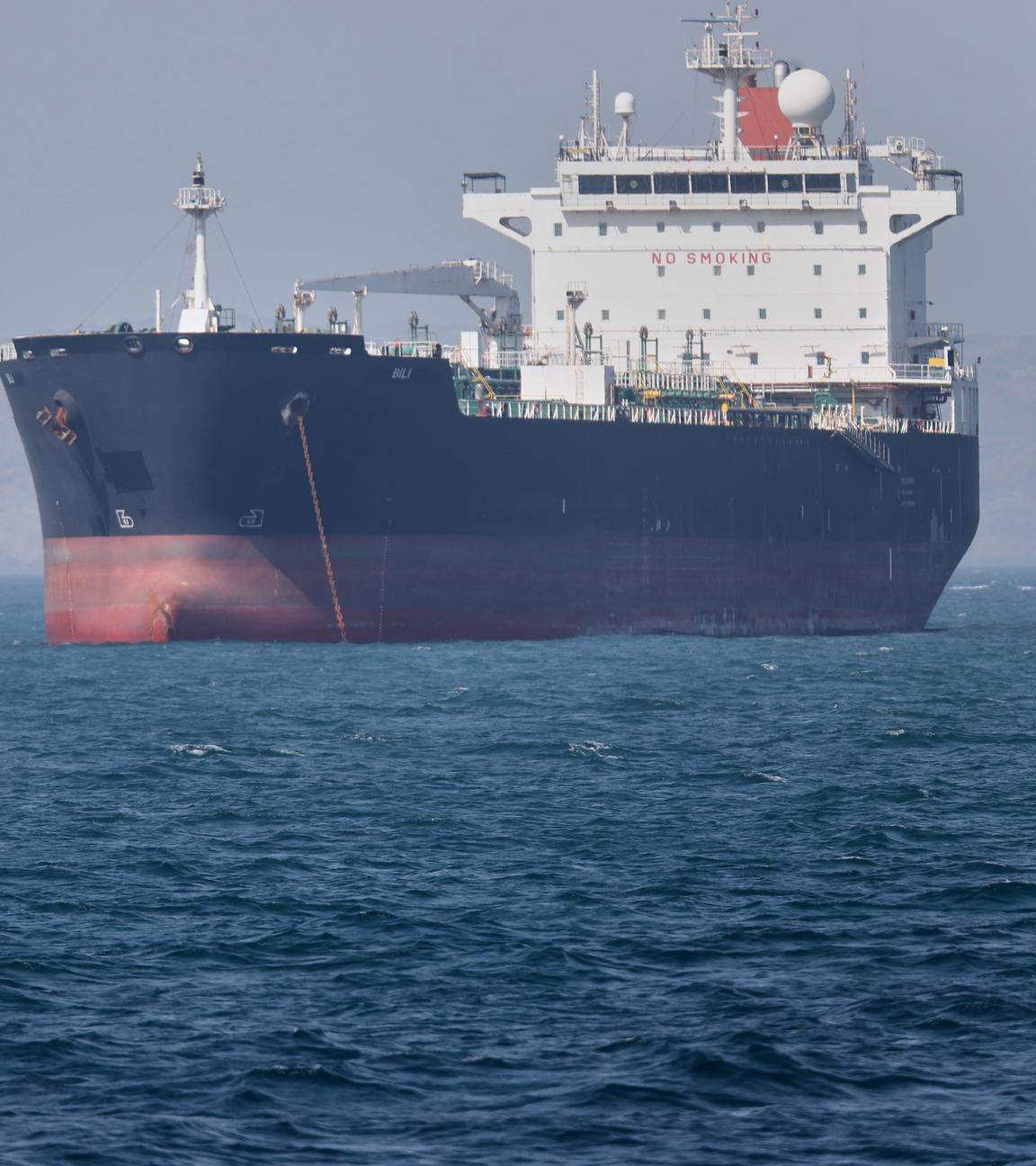 04.05.2026, Iran, Bandar Abbas: Öltanker liegen in der Straße von Hormuz vor Bandar Abbas, Iran, vor Anker.