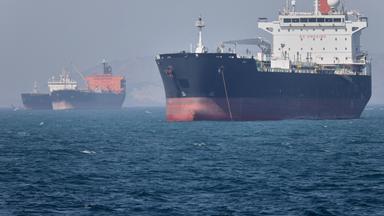 04.05.2026, Iran, Bandar Abbas: Öltanker liegen in der Straße von Hormuz vor Bandar Abbas, Iran, vor Anker.