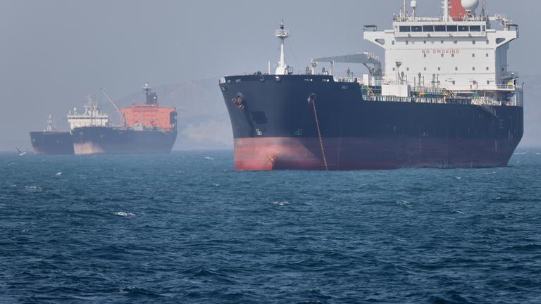 04.05.2026, Iran, Bandar Abbas: Öltanker liegen in der Straße von Hormuz vor Bandar Abbas, Iran, vor Anker.
