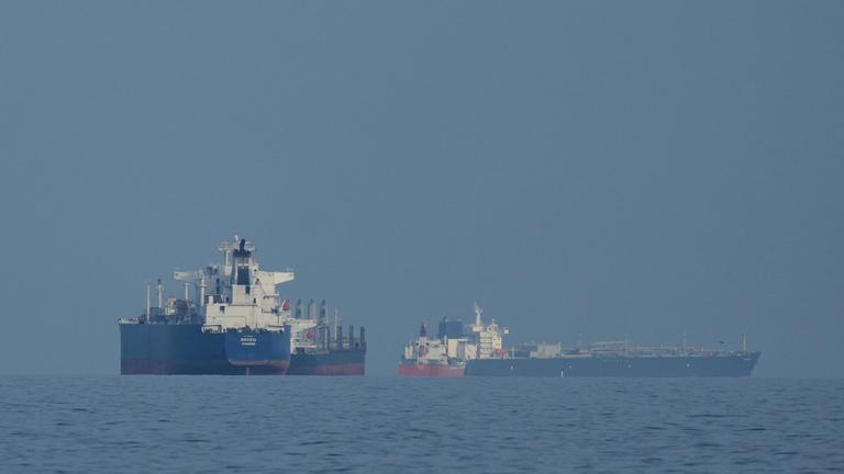 Öltanker und Frachtschiffe reihen sich in der Straße von Hormuz auf, gesehen von Mina Al Fajer in den Vereinigten Arabischen Emiraten. 