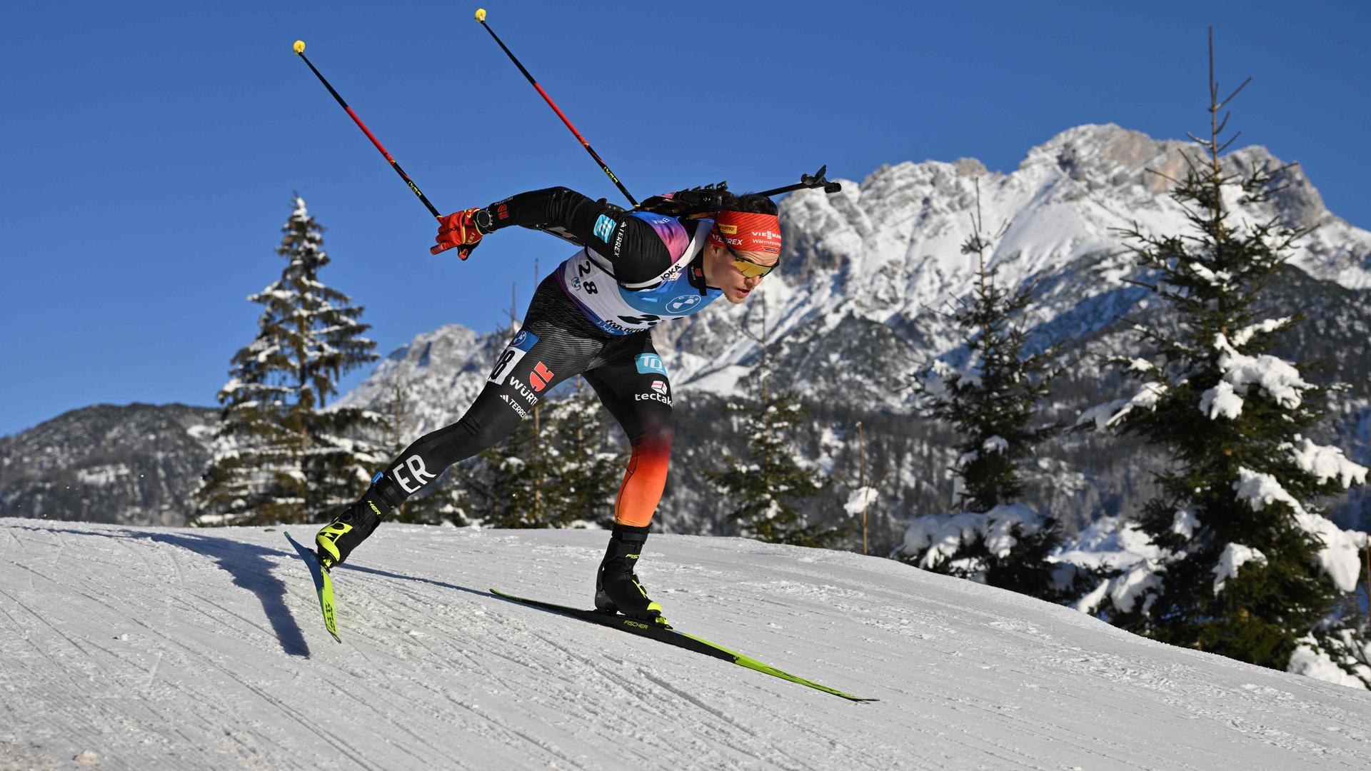 Philipp Horn beim Biathlon-Weltcup in Hochfilzen auf einer Abfahrt