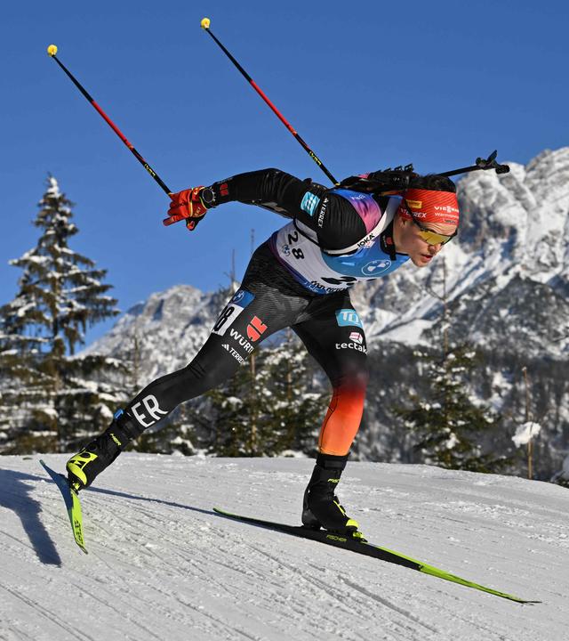 Philipp Horn beim Biathlon-Weltcup in Hochfilzen auf einer Abfahrt