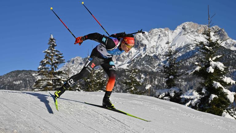 Philipp Horn beim Biathlon-Weltcup in Hochfilzen auf einer Abfahrt