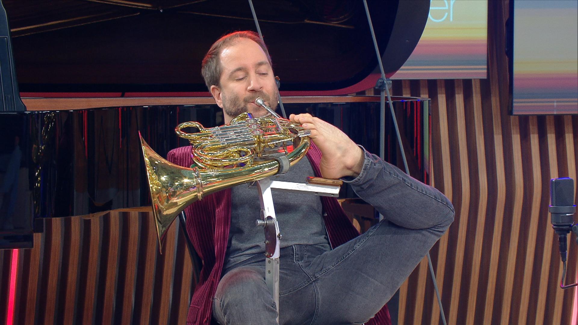 Felix Klieser - "Deck the Halls"