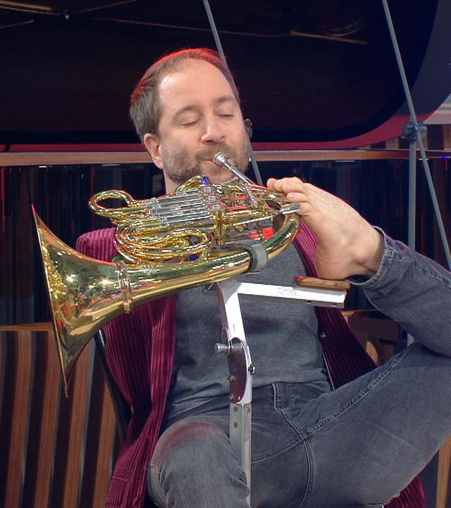 Felix Klieser - "Deck the Halls"