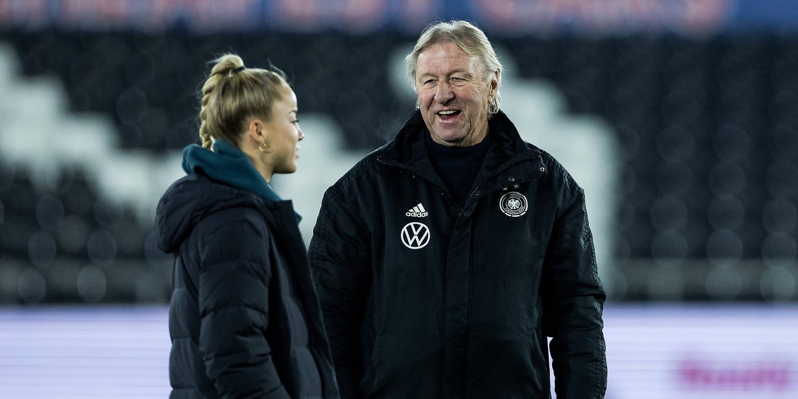 Giulia Gwinn und Horst Hrubesch am 05.12.23.