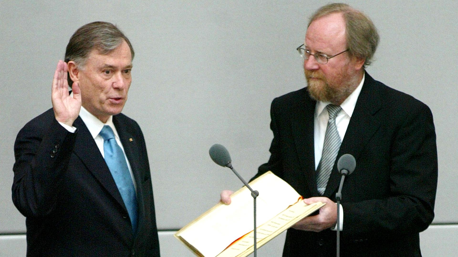 Horst Köhler wird am 1. Juli 2004 von Wolfgang Thierse zum neuen Bundespräsidenten vereidigt.